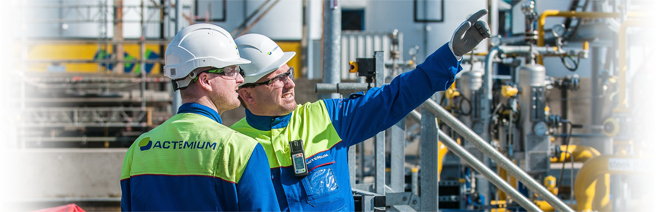 Actemium Mitarbeiter in einer Industrieanlage