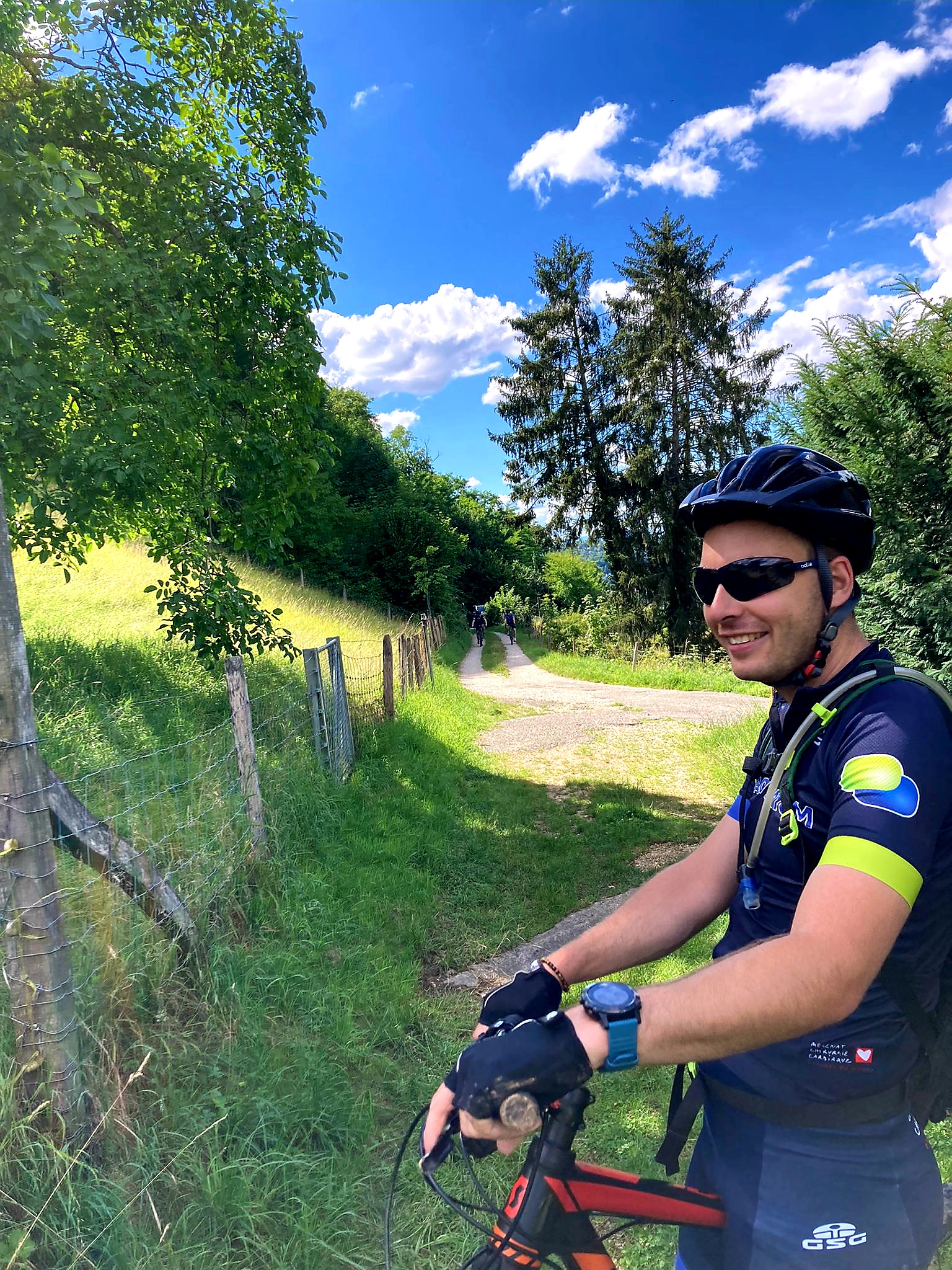 Actemium Karriere - Mitarbeiter mit dem Fahrrad in der Natur.