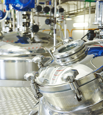 Mischbehälter in der Produktionslinie in der pharmazeutischen Industrie