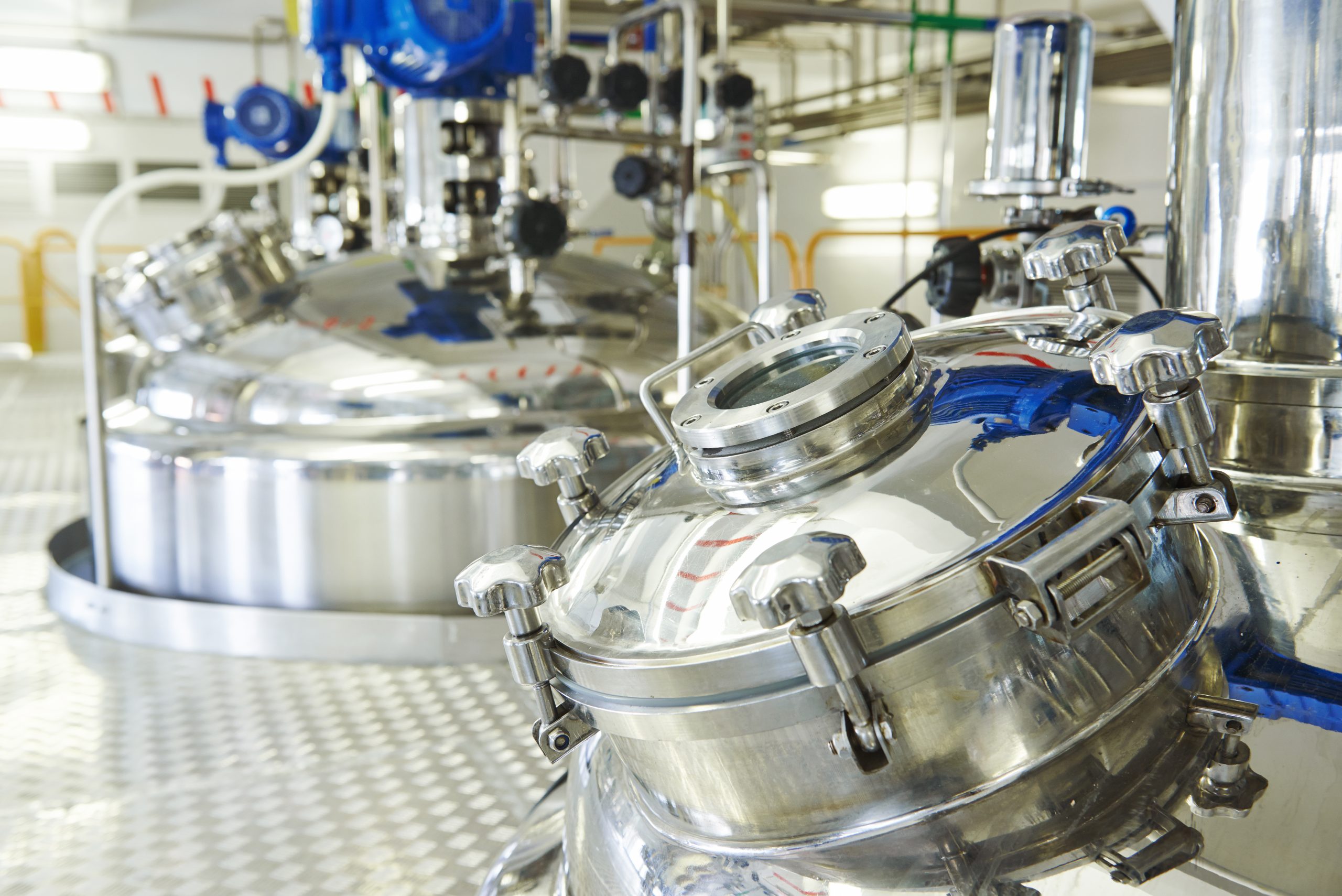 Mischbehälter in der Produktionslinie in der pharmazeutischen Industrie