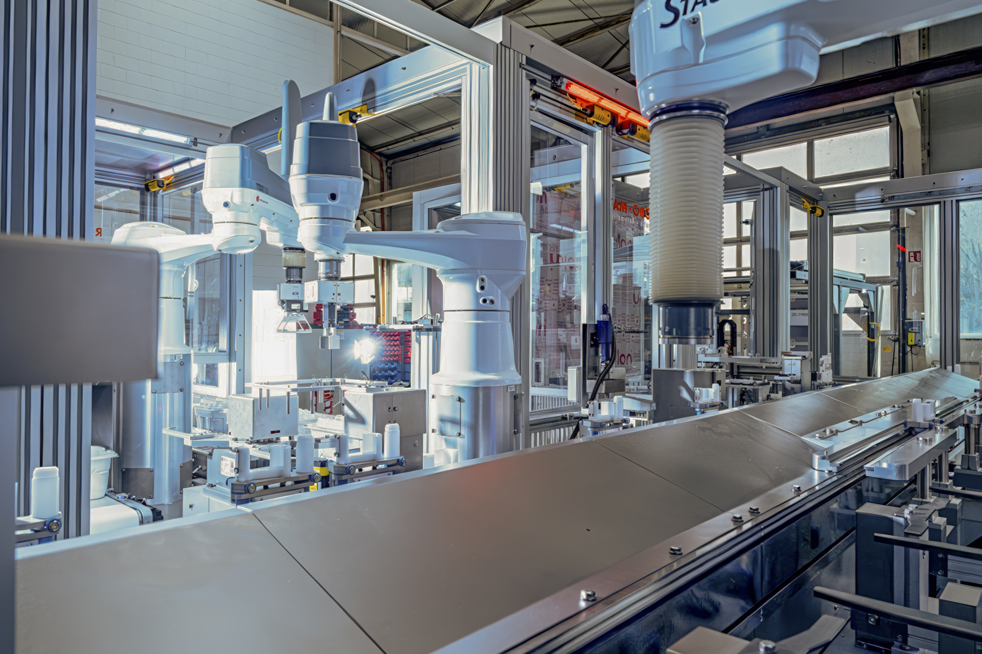 Automatisierte Spezialmaschine mit kollaborativen Roboterarmen in einer modernen Produktionslinie